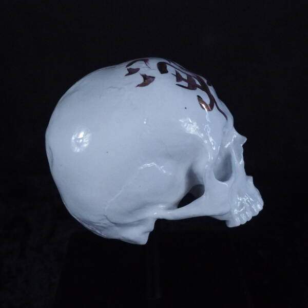 Porcelánová lebka s znakem války - Image 5